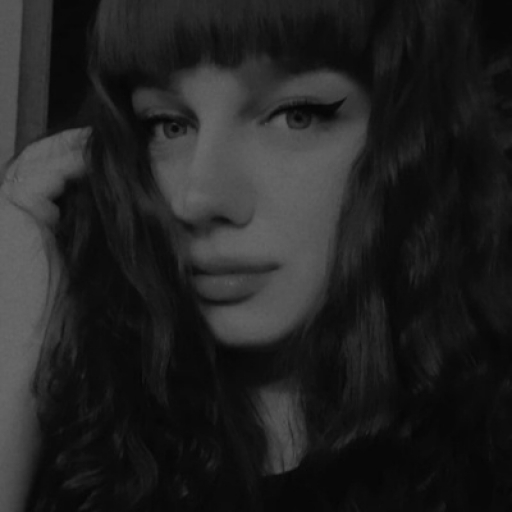 Оля Толстикова